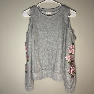 ULTRA FLIRT - Cold Shoulder Gray Floral Shirt